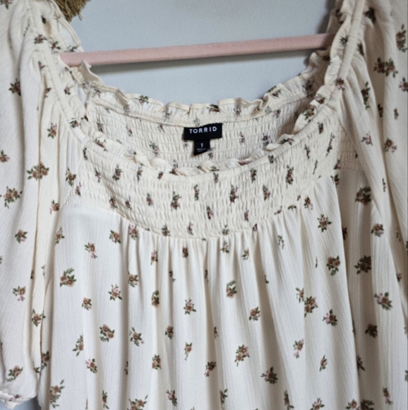 Torrid, Washable Gauze Ivory Ditsy Floral Dew Smocked Yoke Peasant Top SZ 1X - Picture 3 of 12